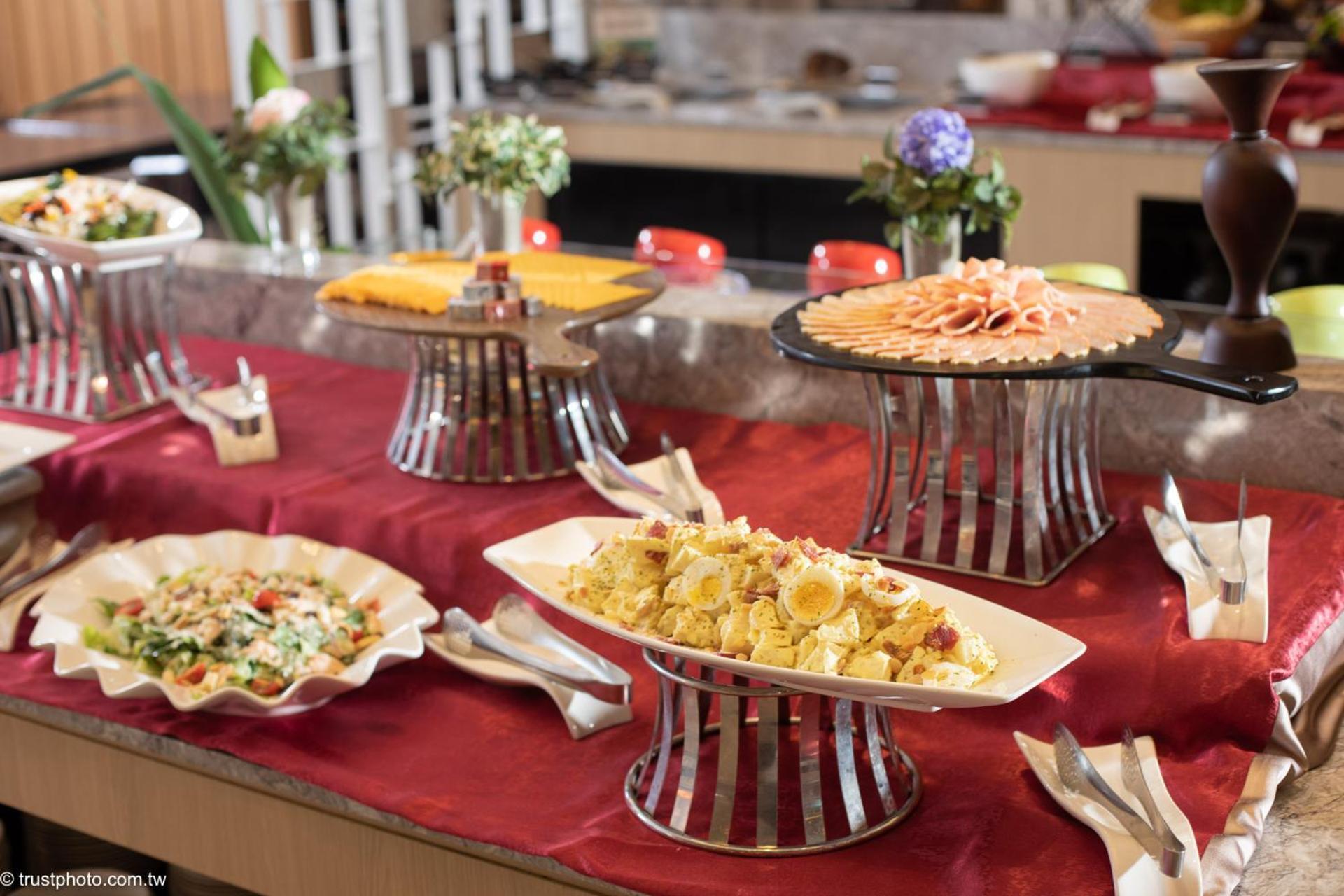 Grand Bay Resort Hotel Hengchun Exterior photo A buffet at a hotel
