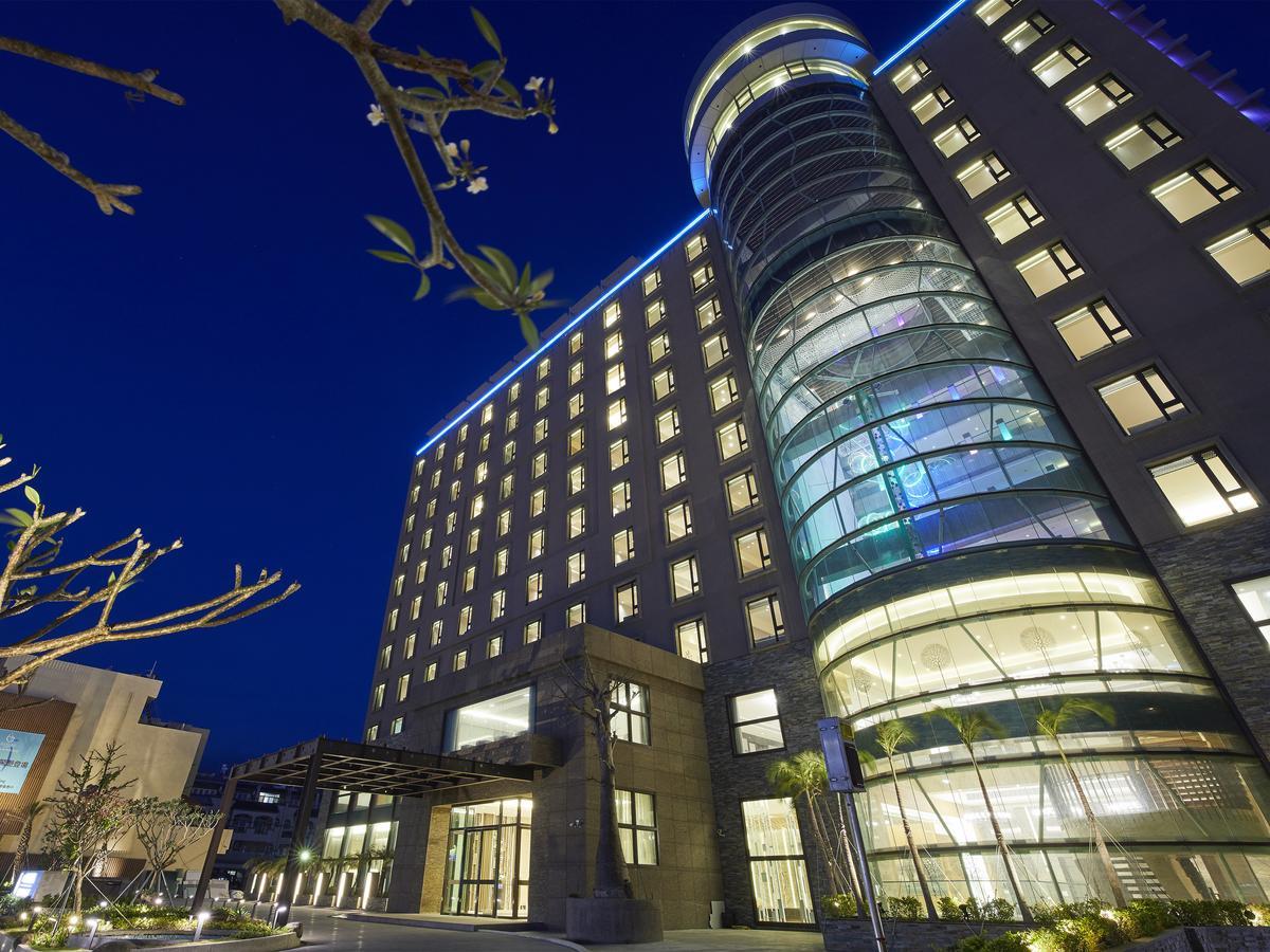 Grand Bay Resort Hotel Hengchun Exterior photo The hotel at night