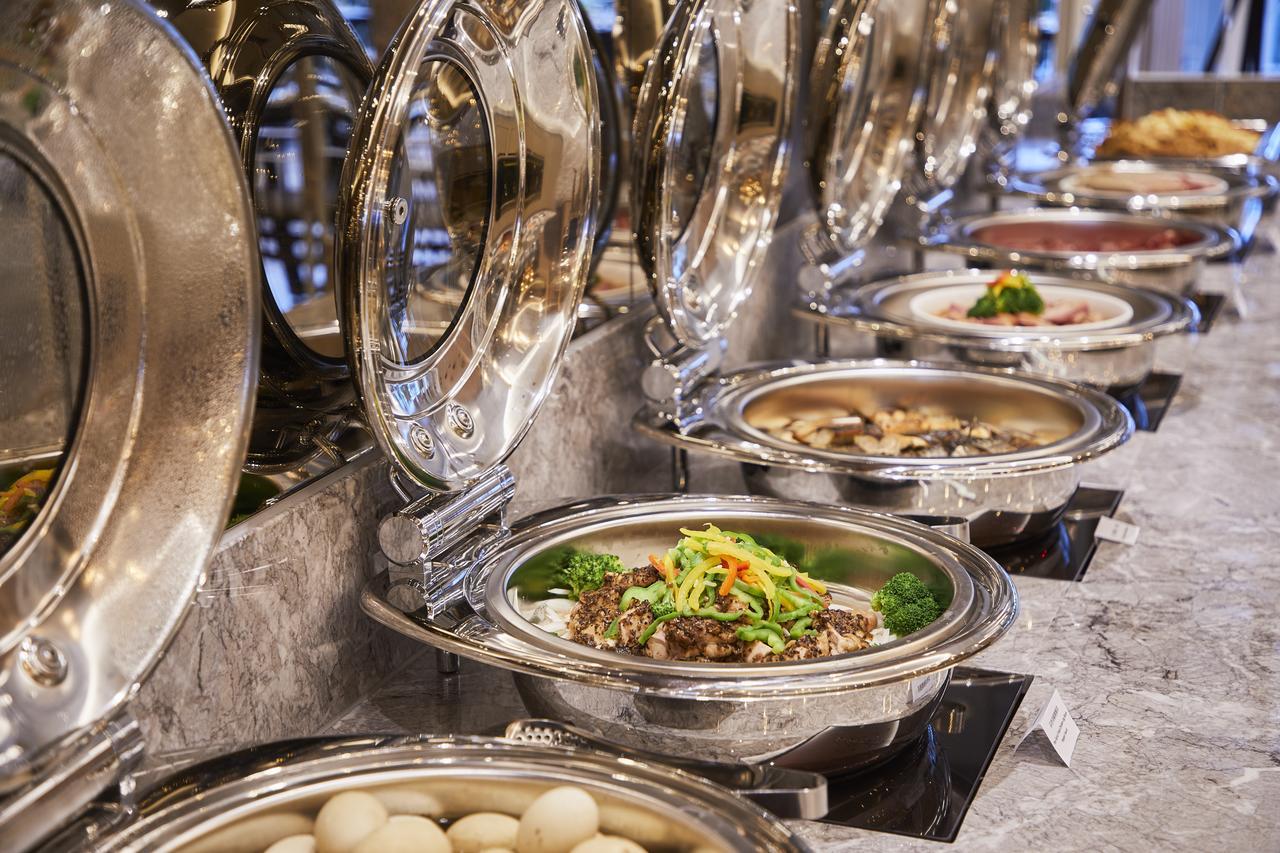 Grand Bay Resort Hotel Hengchun Exterior photo A selection of chafing dishes